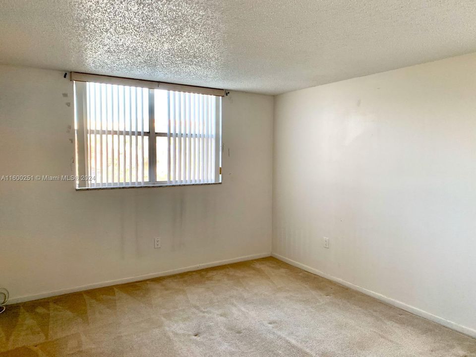 For Sale: $155,000 (1 beds, 1 baths, 830 Square Feet)