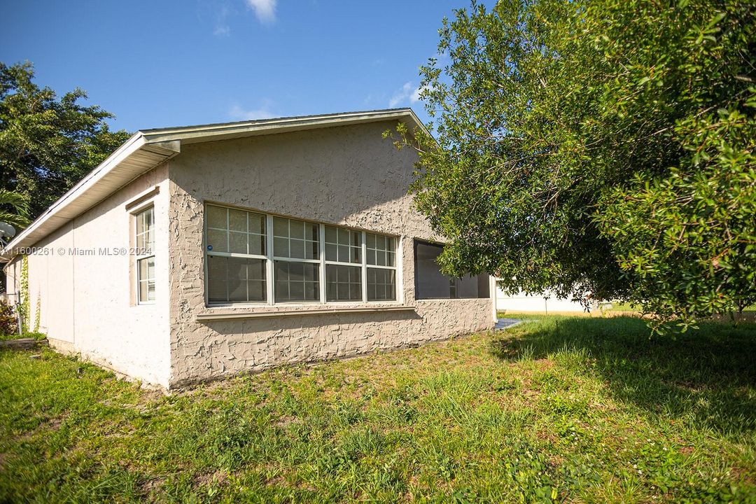 For Sale: $399,900 (3 beds, 2 baths, 1611 Square Feet)