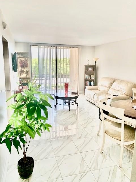 Active With Contract: $2,100 (2 beds, 1 baths, 808 Square Feet)