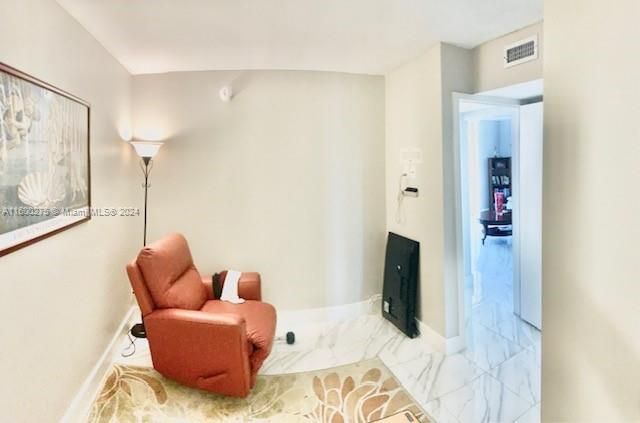 Active With Contract: $2,100 (2 beds, 1 baths, 808 Square Feet)