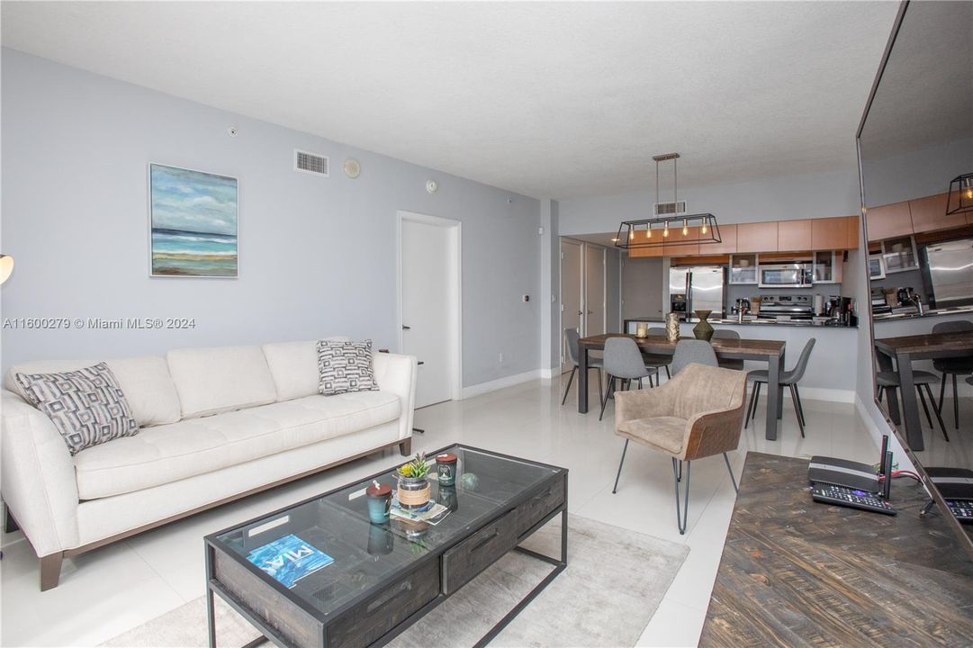 Active With Contract: $3,100 (1 beds, 1 baths, 821 Square Feet)