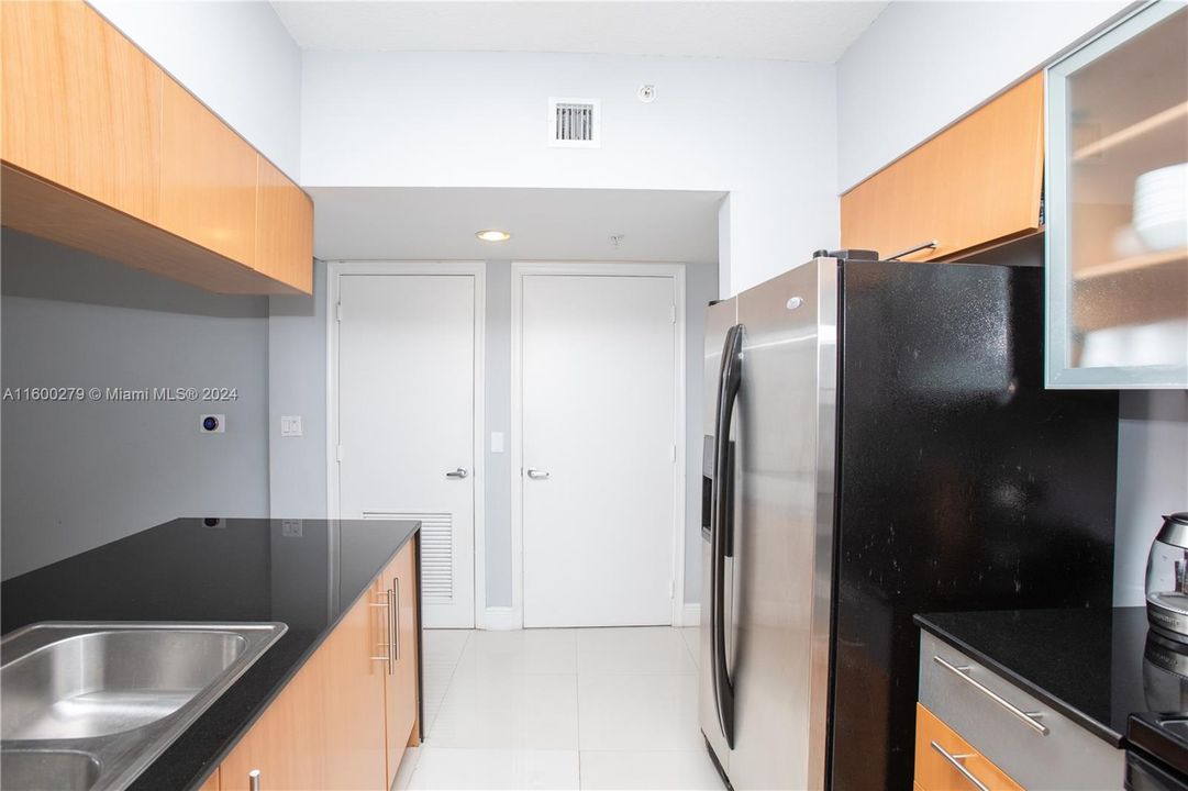 Active With Contract: $3,100 (1 beds, 1 baths, 821 Square Feet)