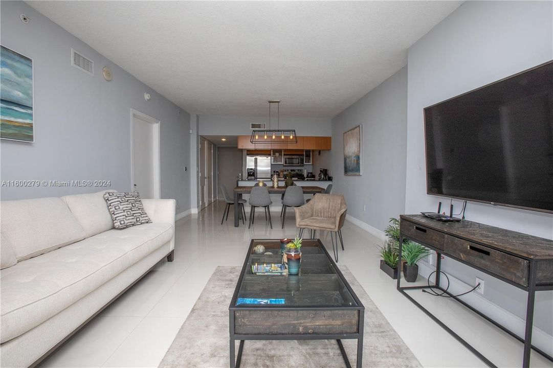 Active With Contract: $3,100 (1 beds, 1 baths, 821 Square Feet)