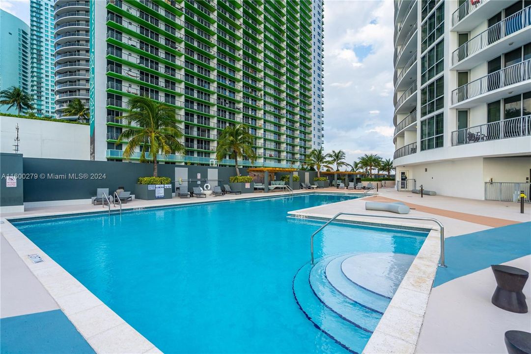 Active With Contract: $3,100 (1 beds, 1 baths, 821 Square Feet)