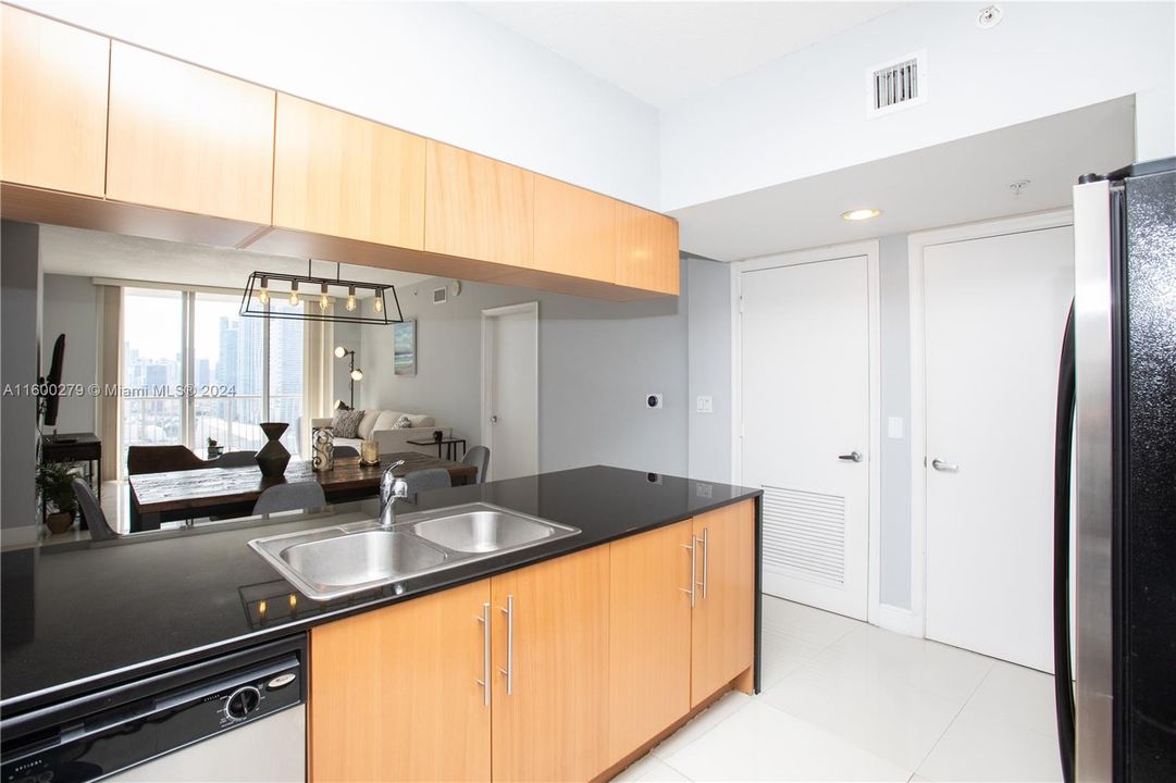 Active With Contract: $3,100 (1 beds, 1 baths, 821 Square Feet)