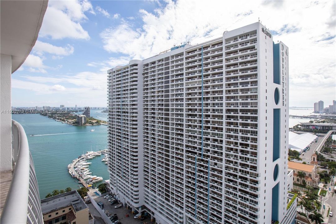 Active With Contract: $3,100 (1 beds, 1 baths, 821 Square Feet)