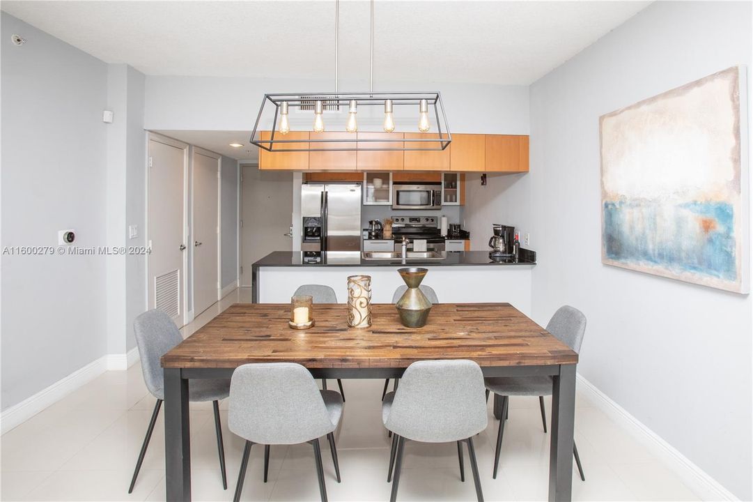 Active With Contract: $3,100 (1 beds, 1 baths, 821 Square Feet)