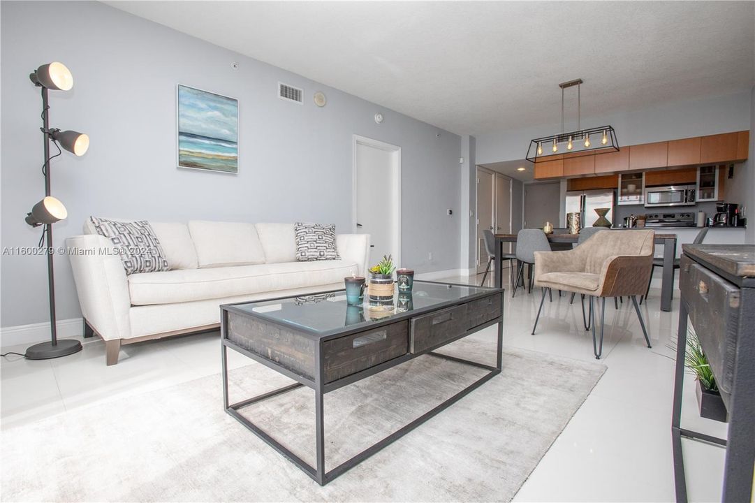 Active With Contract: $3,100 (1 beds, 1 baths, 821 Square Feet)