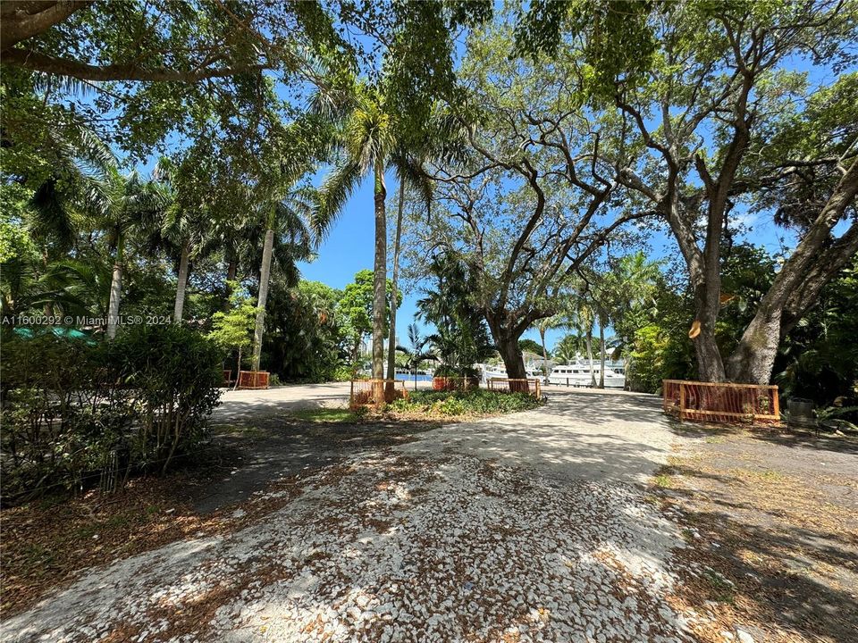 En Venta: $6,600,000 (0.77 acres)