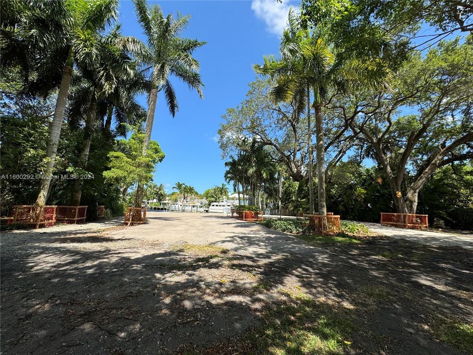 En Venta: $6,600,000 (0.77 acres)