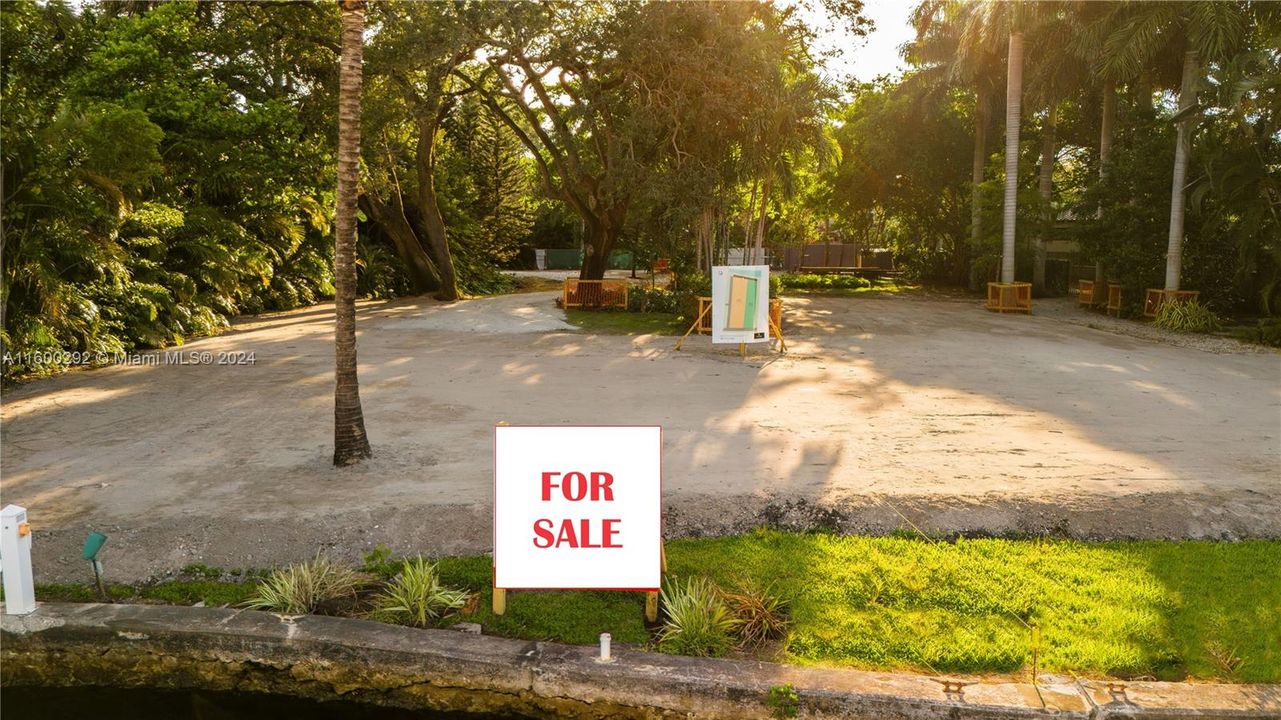 En Venta: $6,600,000 (0.77 acres)