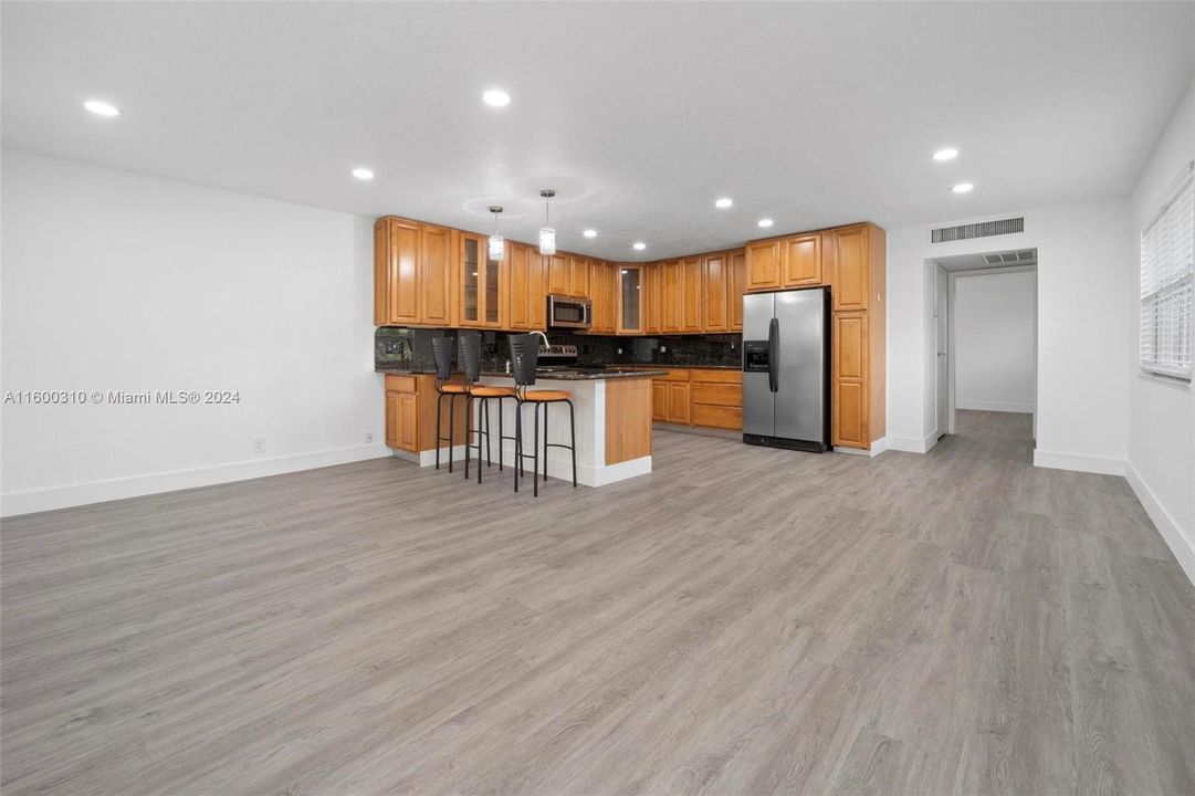 For Sale: $162,000 (1 beds, 1 baths, 720 Square Feet)