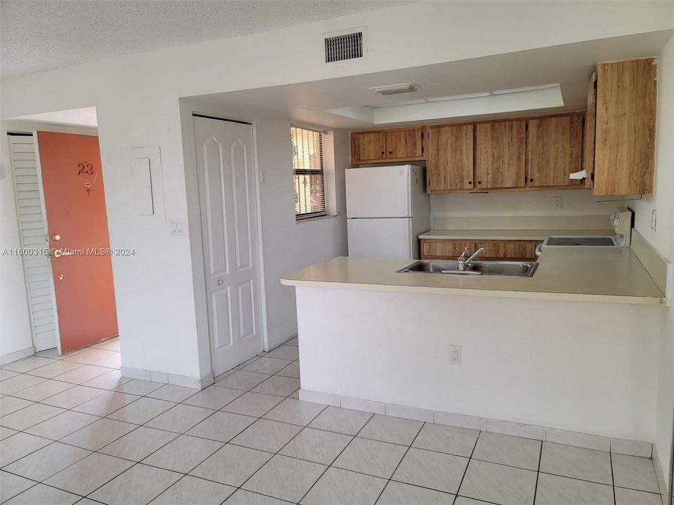 For Rent: $2,800 (3 beds, 2 baths, 1215 Square Feet)