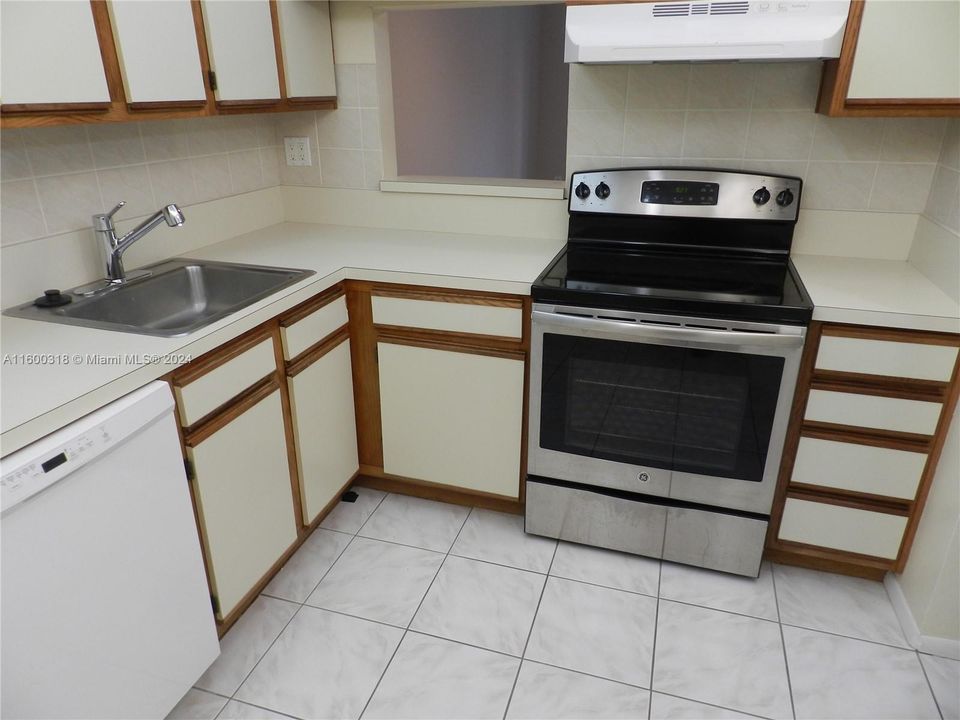 For Rent: $1,700 (1 beds, 1 baths, 695 Square Feet)