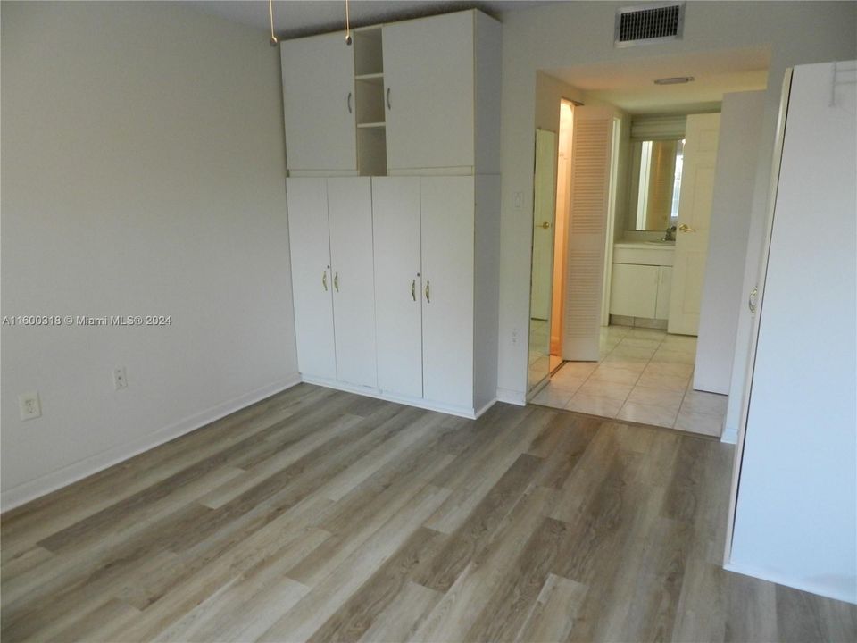 For Rent: $1,700 (1 beds, 1 baths, 695 Square Feet)