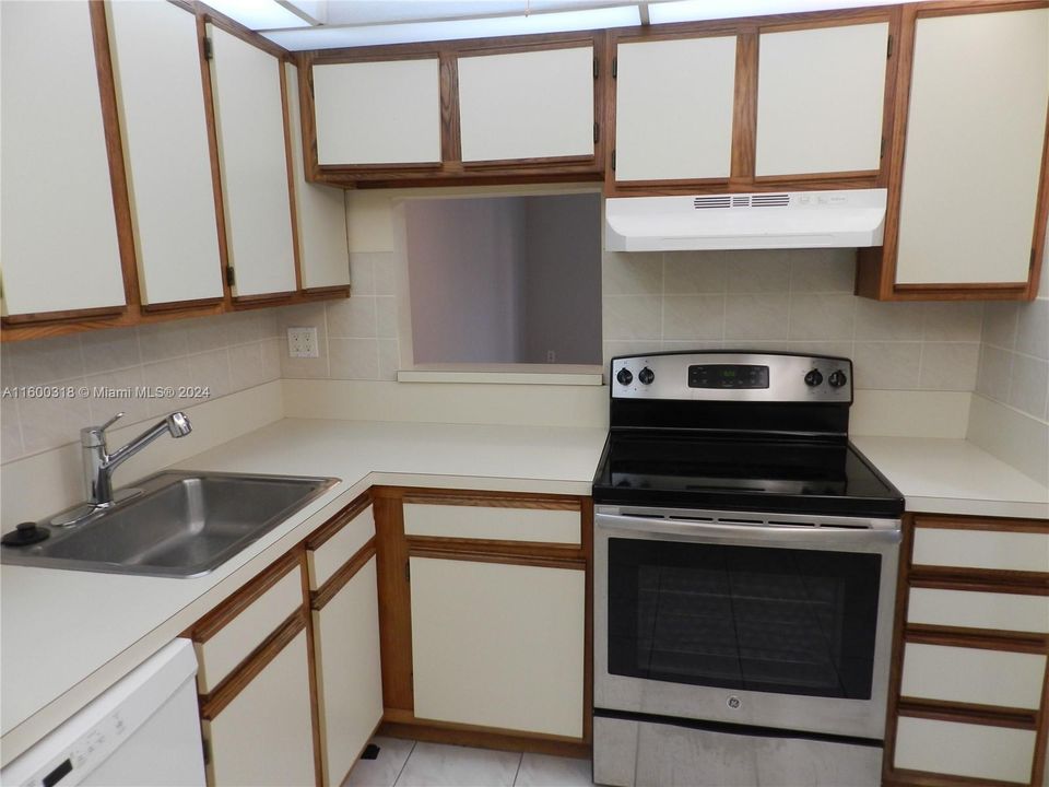 For Rent: $1,700 (1 beds, 1 baths, 695 Square Feet)