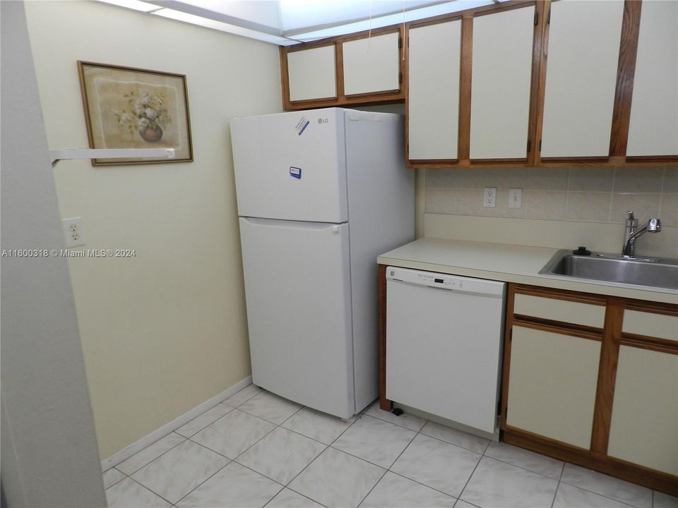 For Rent: $1,700 (1 beds, 1 baths, 695 Square Feet)