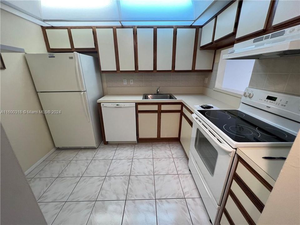 For Rent: $1,700 (1 beds, 1 baths, 695 Square Feet)