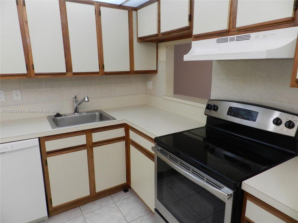 For Rent: $1,700 (1 beds, 1 baths, 695 Square Feet)