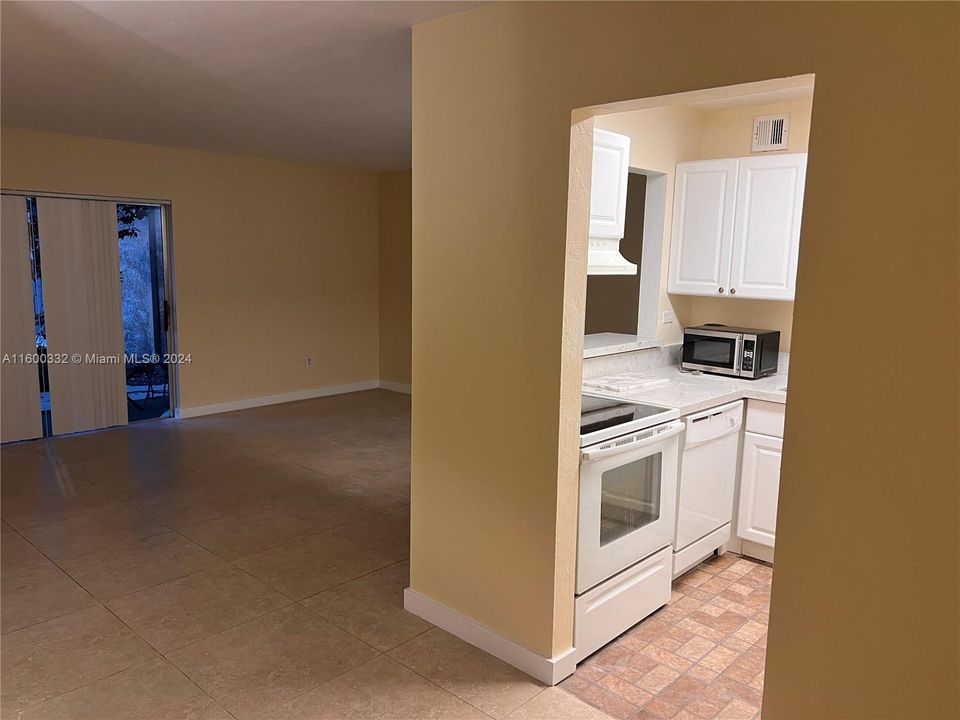 For Rent: $1,750 (1 beds, 1 baths, 765 Square Feet)