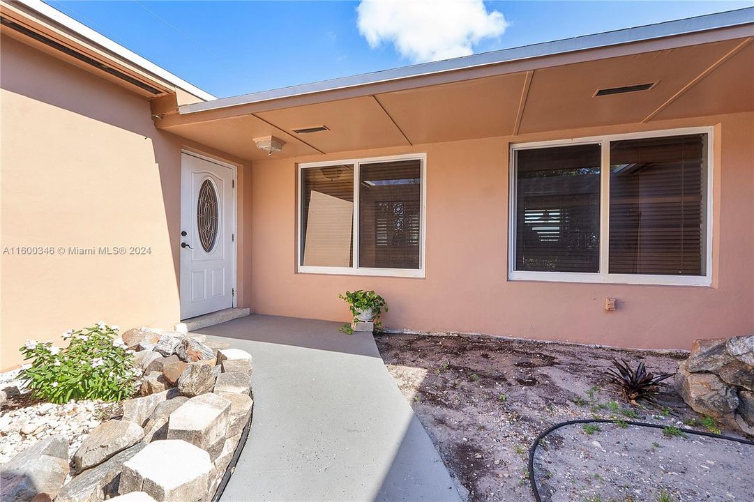 Recently Sold: $575,000 (3 beds, 2 baths, 1652 Square Feet)