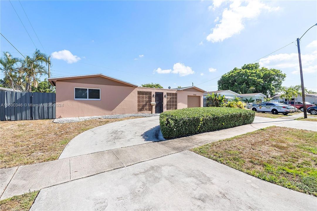 Recently Sold: $575,000 (3 beds, 2 baths, 1652 Square Feet)