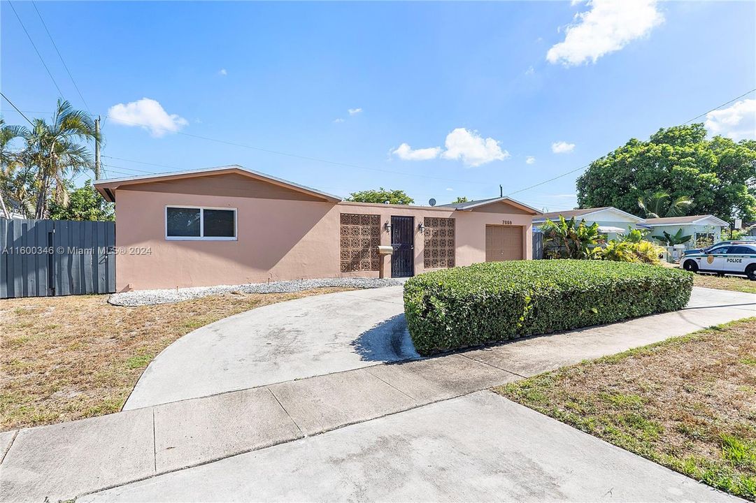 Recently Sold: $575,000 (3 beds, 2 baths, 1652 Square Feet)