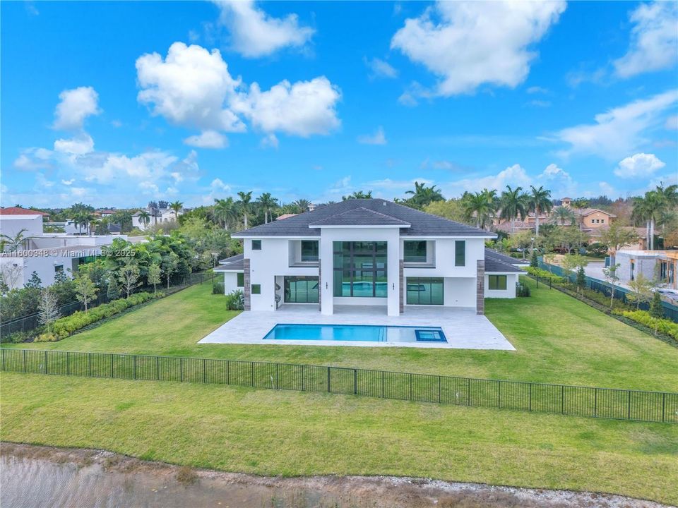 Recently Sold: $7,500,000 (7 beds, 7 baths, 8654 Square Feet)