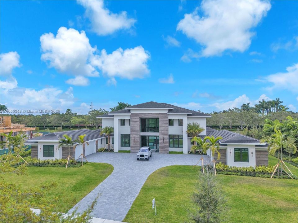 Recently Sold: $7,500,000 (7 beds, 7 baths, 8654 Square Feet)