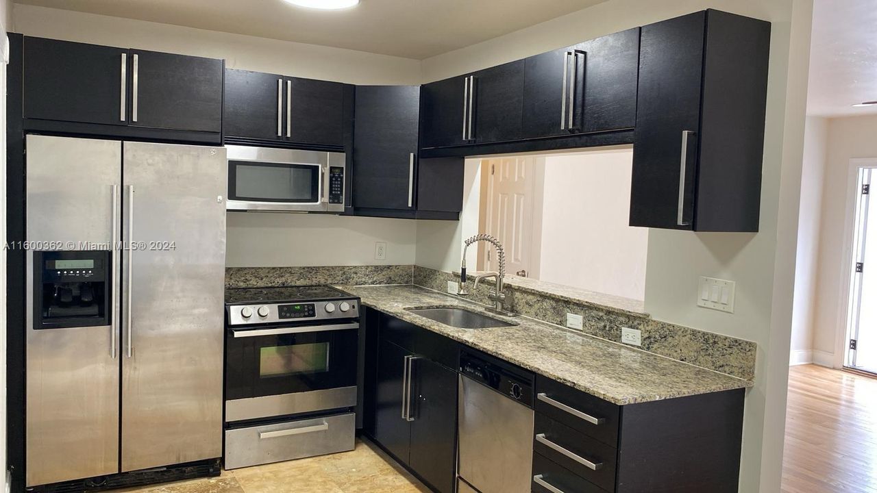 For Rent: $2,750 (2 beds, 1 baths, 875 Square Feet)