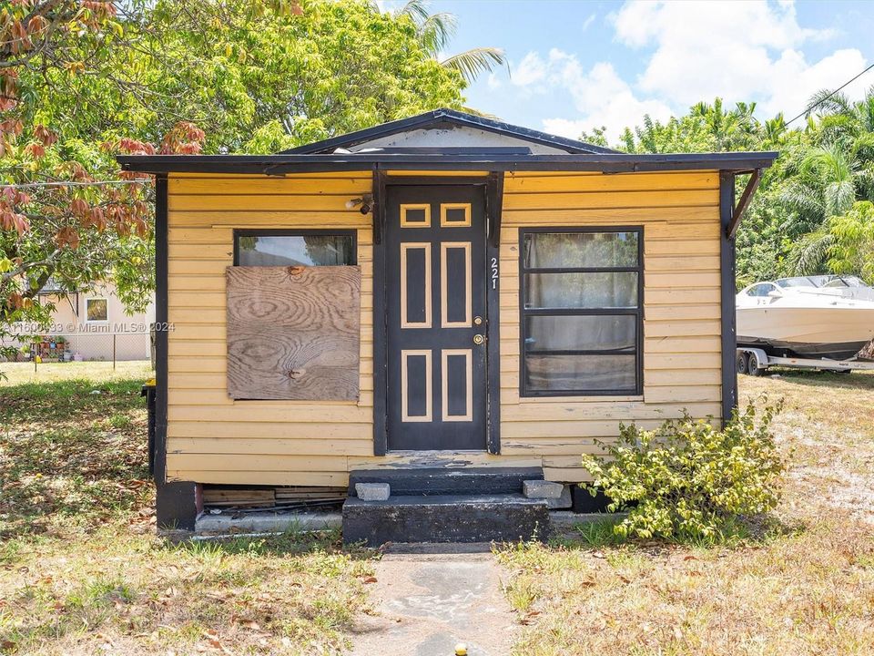 For Sale: $299,000 (1 beds, 1 baths, 392 Square Feet)
