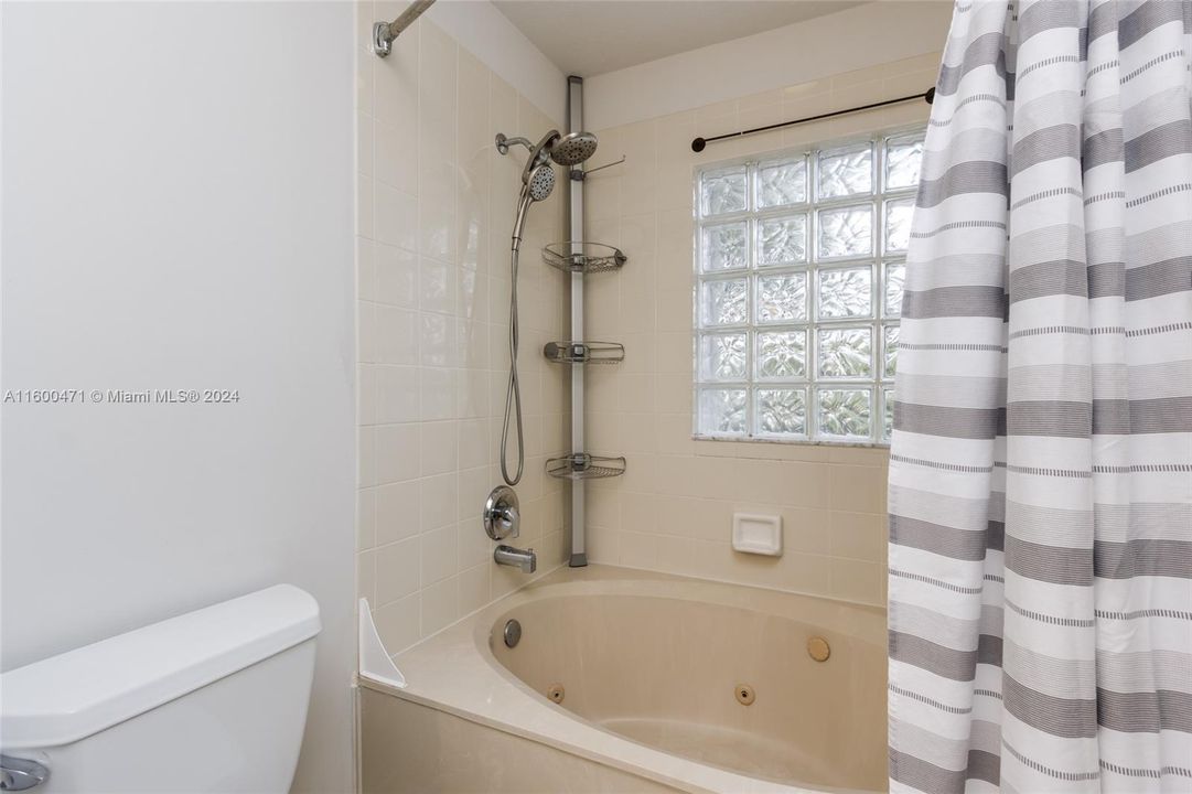 Active With Contract: $3,500 (3 beds, 2 baths, 1523 Square Feet)