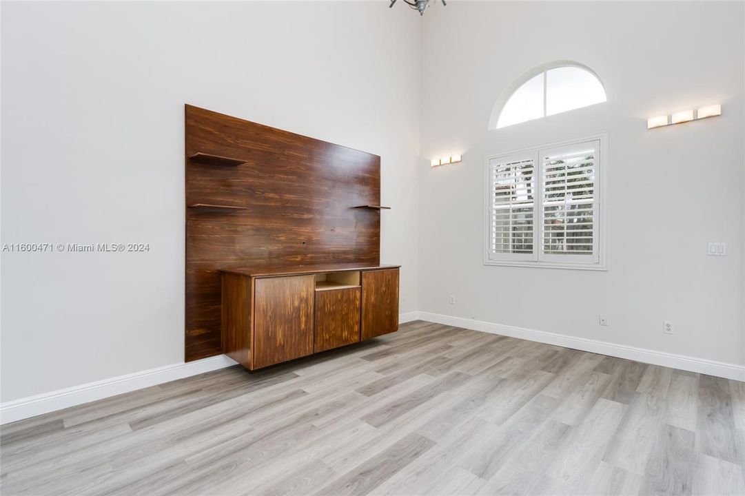 Active With Contract: $3,500 (3 beds, 2 baths, 1523 Square Feet)