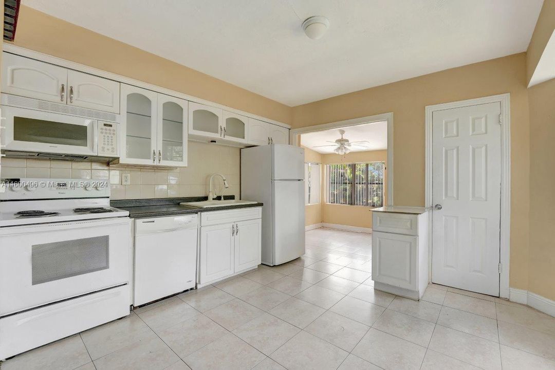 For Sale: $399,900 (2 beds, 1 baths, 1012 Square Feet)