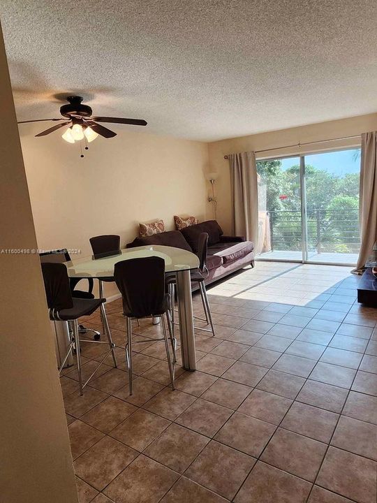 Active With Contract: $1,650 (1 beds, 1 baths, 640 Square Feet)