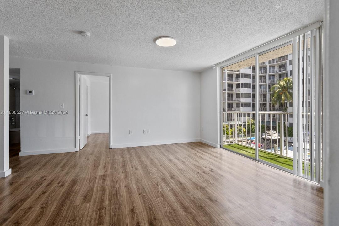 Active With Contract: $2,600 (2 beds, 2 baths, 899 Square Feet)