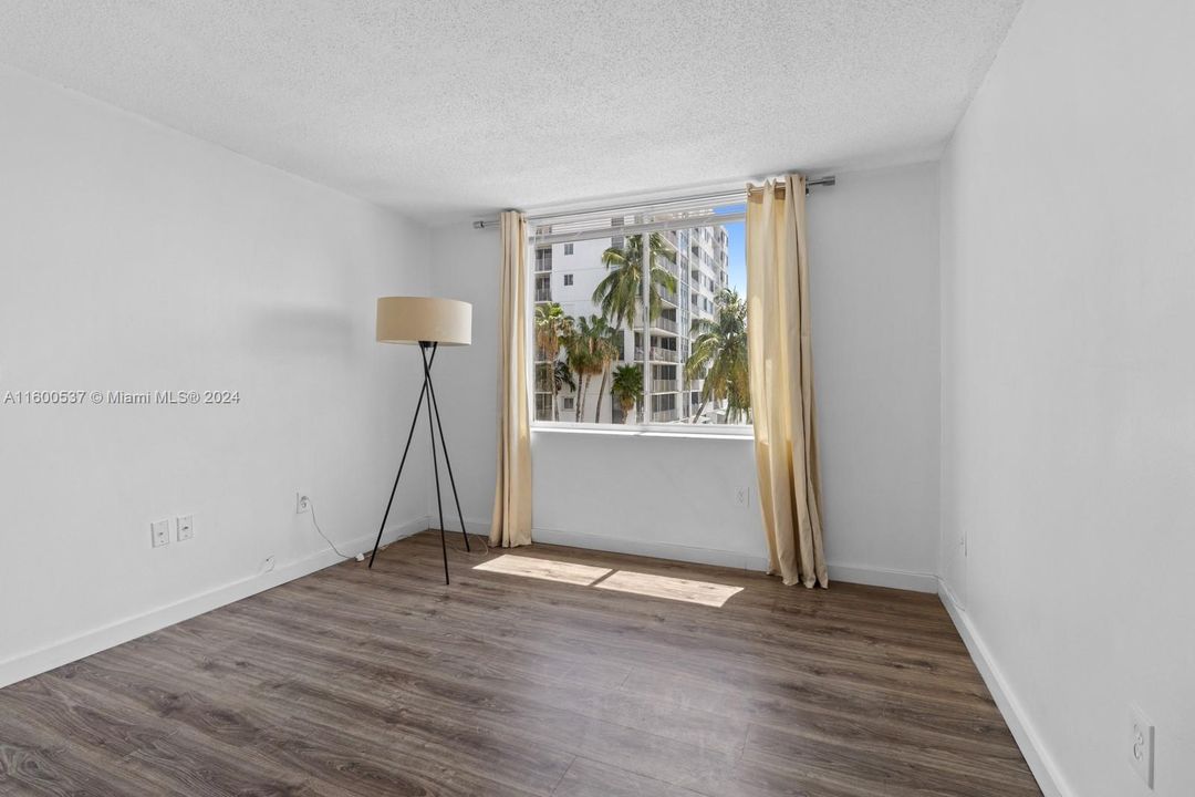 Active With Contract: $2,600 (2 beds, 2 baths, 899 Square Feet)