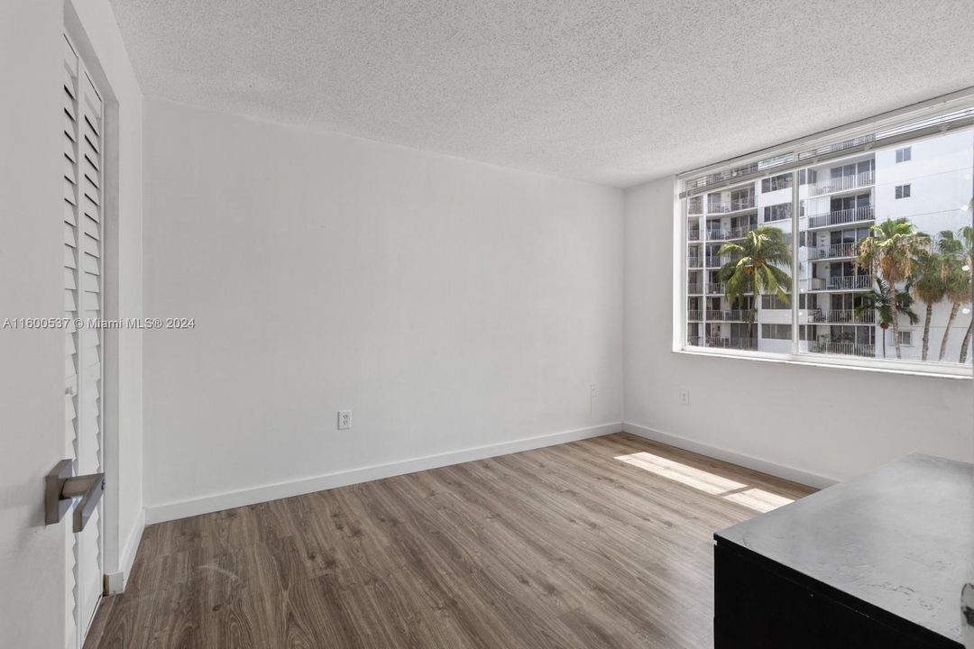 Active With Contract: $2,600 (2 beds, 2 baths, 899 Square Feet)