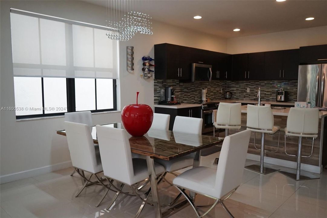 Activo con contrato: $769,000 (4 camas, 3 baños, 2170 Pies cuadrados)