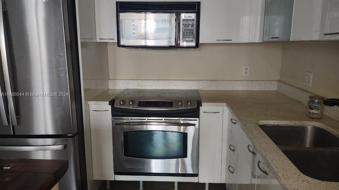 For Sale: $342,900 (1 beds, 1 baths, 651 Square Feet)