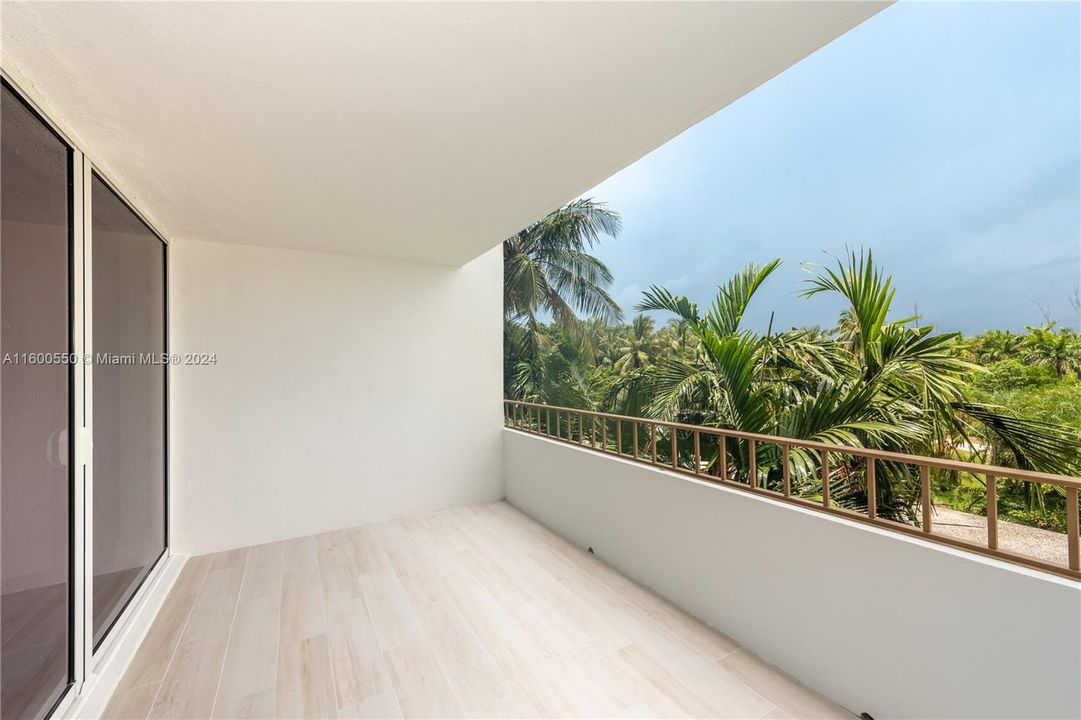 OPEN BALCONY WITH LOTS OF PRIVACY