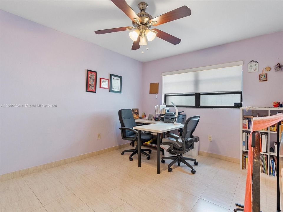 Activo con contrato: $1,489,000 (4 camas, 3 baños, 2465 Pies cuadrados)