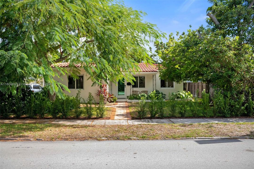 For Sale: $729,000 (3 beds, 2 baths, 1202 Square Feet)