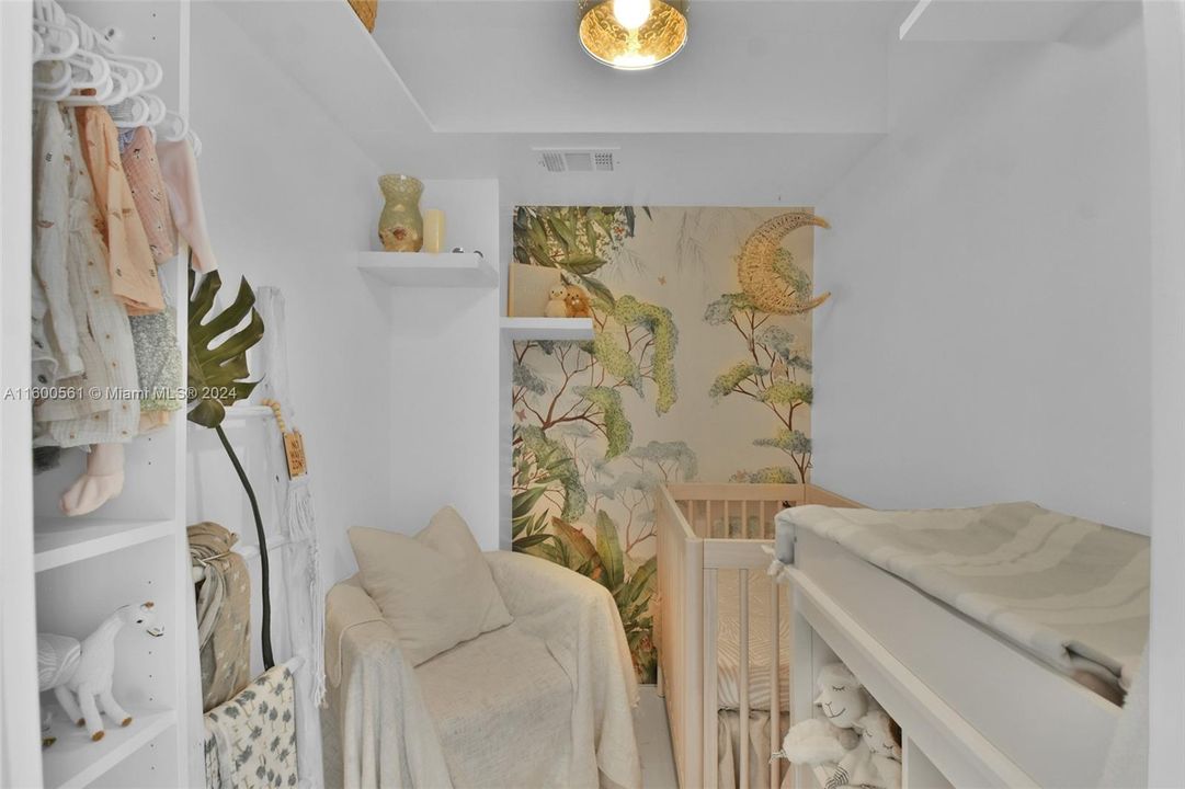 For Sale: $650,000 (1 beds, 1 baths, 950 Square Feet)