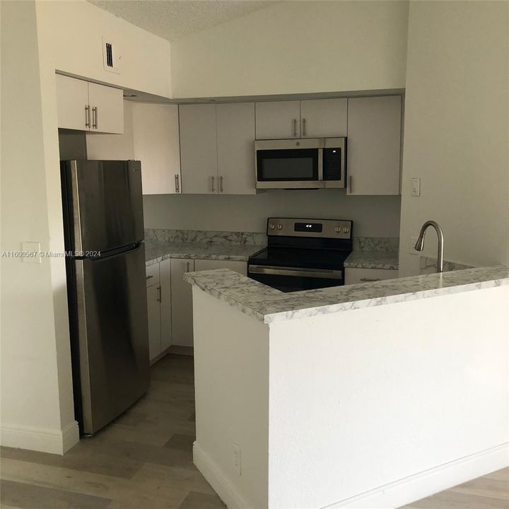 Active With Contract: $1,700 (1 beds, 1 baths, 712 Square Feet)