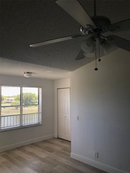 Active With Contract: $1,700 (1 beds, 1 baths, 712 Square Feet)