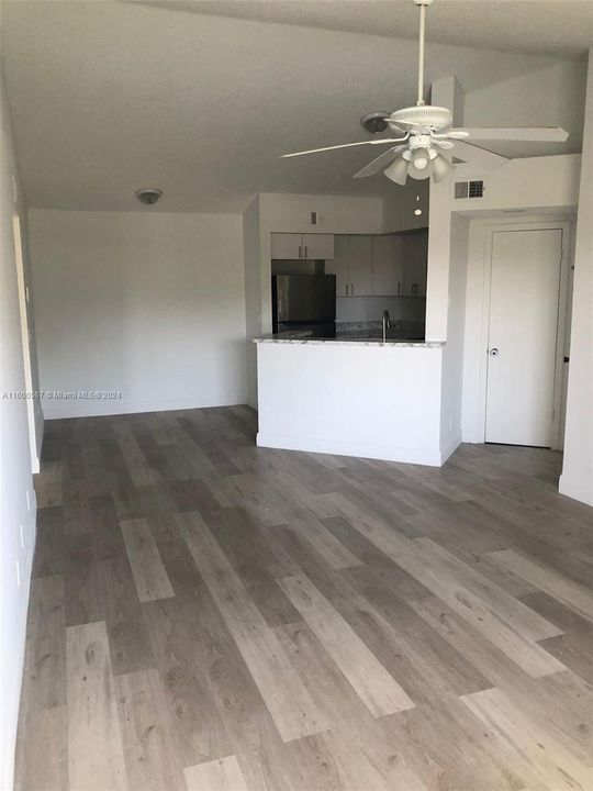 Active With Contract: $1,700 (1 beds, 1 baths, 712 Square Feet)