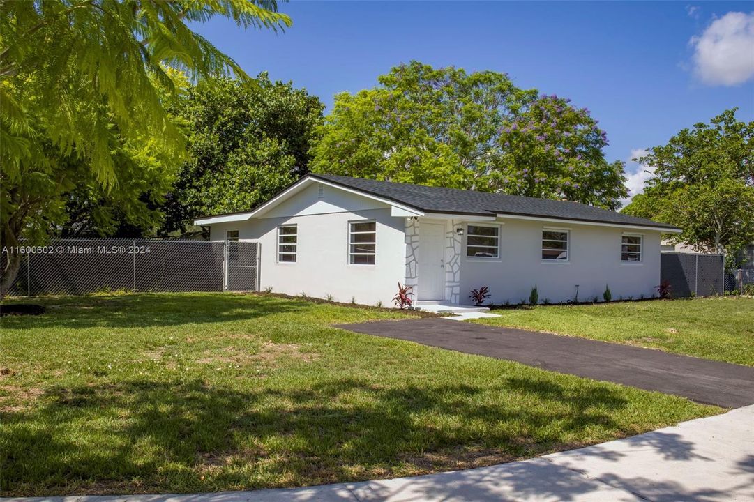 Active With Contract: $574,900 (3 beds, 2 baths, 1160 Square Feet)