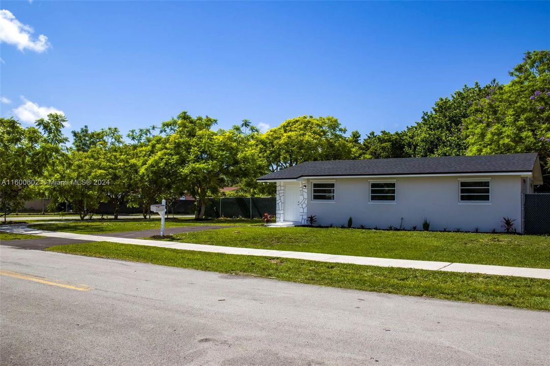 Active With Contract: $574,900 (3 beds, 2 baths, 1160 Square Feet)