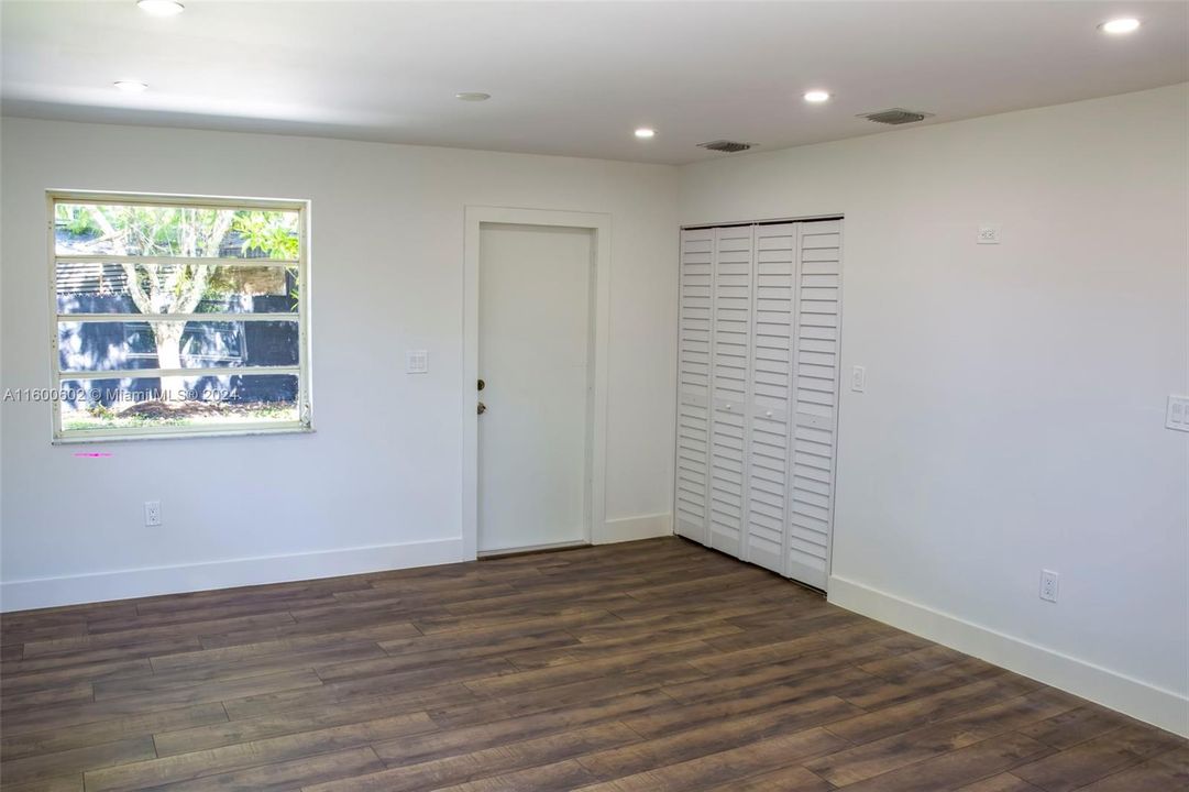 Active With Contract: $574,900 (3 beds, 2 baths, 1160 Square Feet)